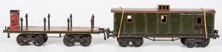 Deux wagons - Wagon poste long PLM en tôle peinte à 2 boggies - 1912 80% - Wagon porte-bois à vigie en tôle peinte à 2 boggies - 80%