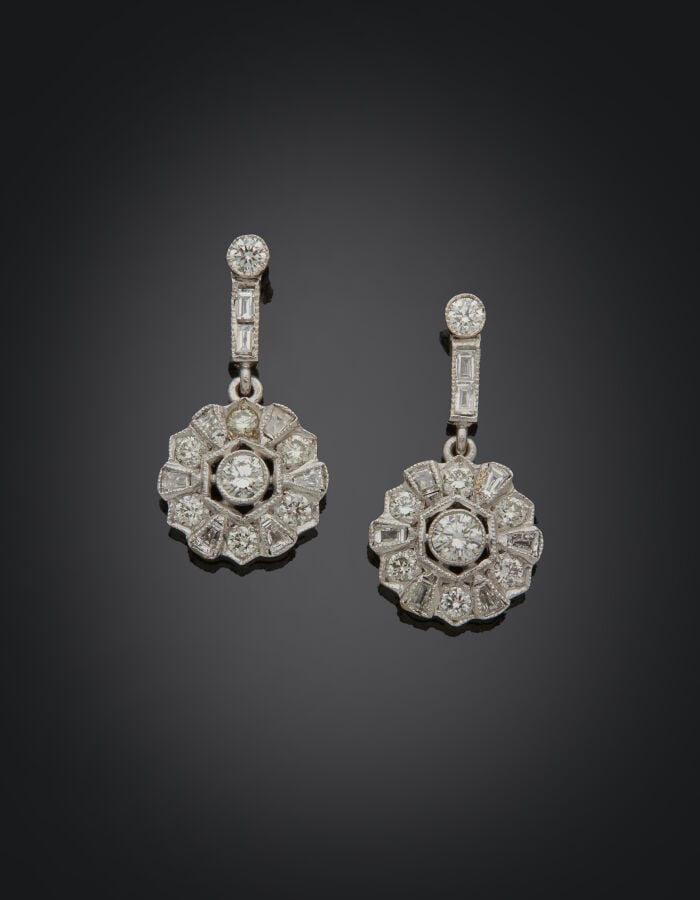 DIAFINI - Paire de PENDANTS d'OREILLES « fleurs stylisées » en or gris (750‰) a…