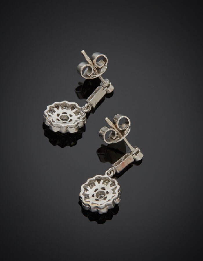 DIAFINI - Paire de PENDANTS d'OREILLES « fleurs stylisées » en or gris (750‰) a…