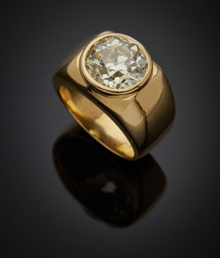 DIAMANT taille ancienne FANCY LIGHT YELLOW, pesant 4,98 carats. - Doigt : 54. P…