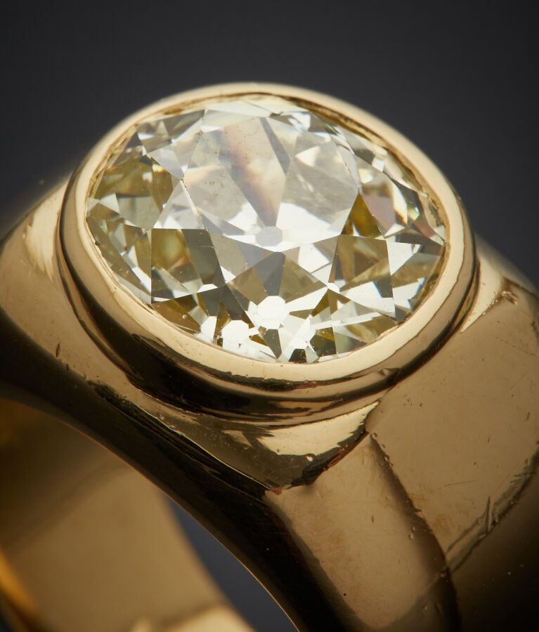 DIAMANT taille ancienne FANCY LIGHT YELLOW, pesant 4,98 carats. - Doigt : 54. P…
