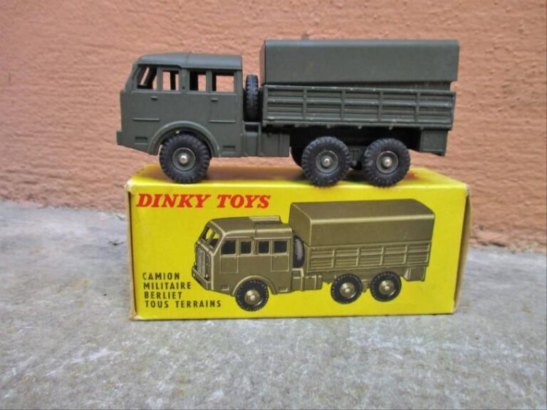 DINKY TOYS Camion militaire Berliet tous terrains, N° 81