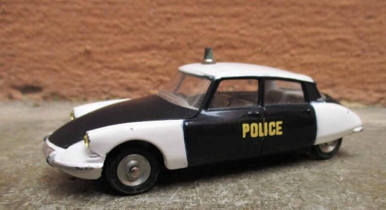 DINKY TOYS Citroën DS 19 Police noire et blanche, Ref : 53