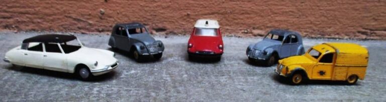 DINKY TOYS Ensemble de cinq véhicules comprenant : - Citroën 2CV gris