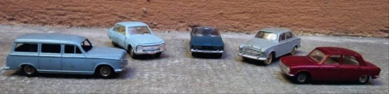 DINKY TOYS Ensemble de cinq voitures comprenant : - Peugeot 403, Ref : 24