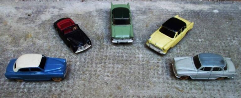 DINKY TOYS Ensemble de cinq voitures comprenant : - Simca Versailles, Ref : 24