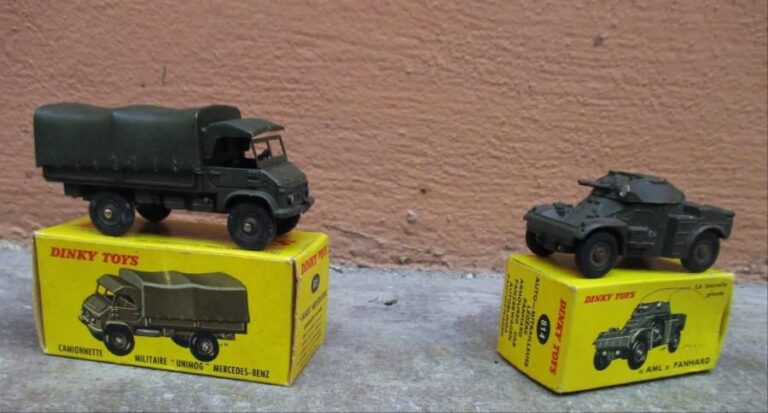 DINKY TOYS Ensemble de deux véhicules militaires comprenant : - Camionnette militaire Unimog Mercedes Benz, Ref : 82