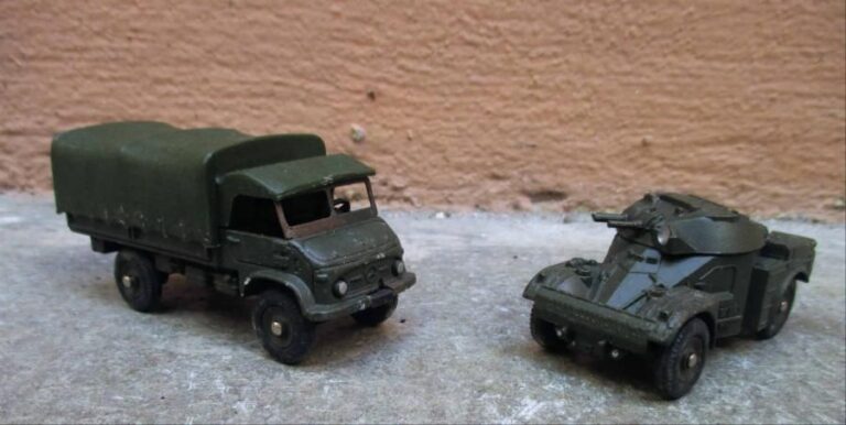 DINKY TOYS Ensemble de deux véhicules militaires comprenant : - Camionnette militaire Unimog Mercedes Benz, Ref : 82