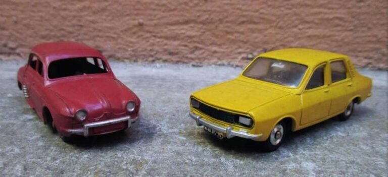 DINKY TOYS Ensemble de deux voitures comprenant : - Renault 12, Ref : 142