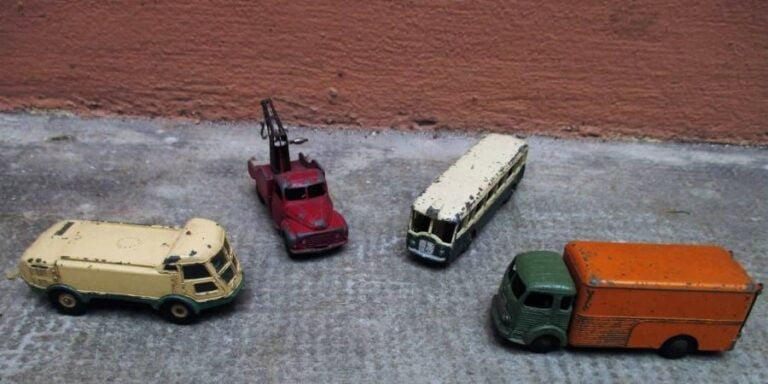 DINKY TOYS Ensemble de quatre véhicules comprenant : - Autobus parisien "Somua Panhard