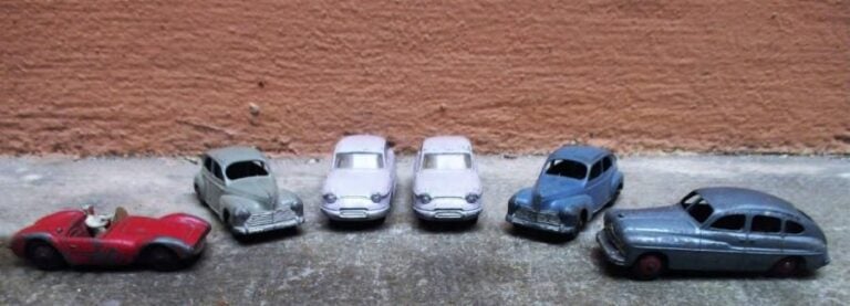 DINKY TOYS Ensemble de six voitures comprenant : - 2 Panhard PL17 N°54