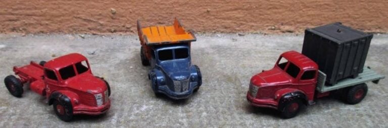 DINKY TOYS Ensemble de trois véhicules comprenant : - Camion benne Berliet 3