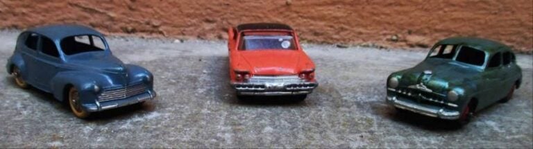 DINKY TOYS Ensemble de trois voitures comprenant : - Peugeot 20