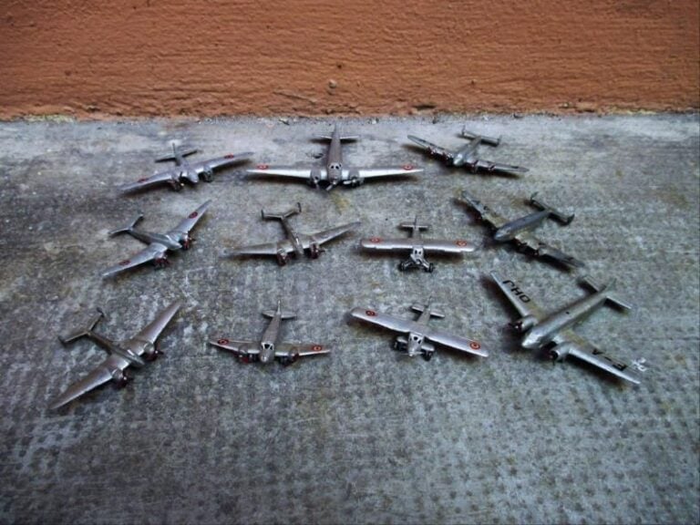 DINKY TOYS Lot de onze avions divers en plom