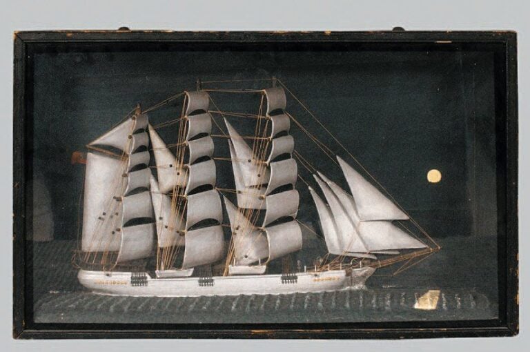 DIORAMA D'UN VOILIER en bois, toutes voiles dehors, présenté sur une mer en mastic peint, sous vitrin