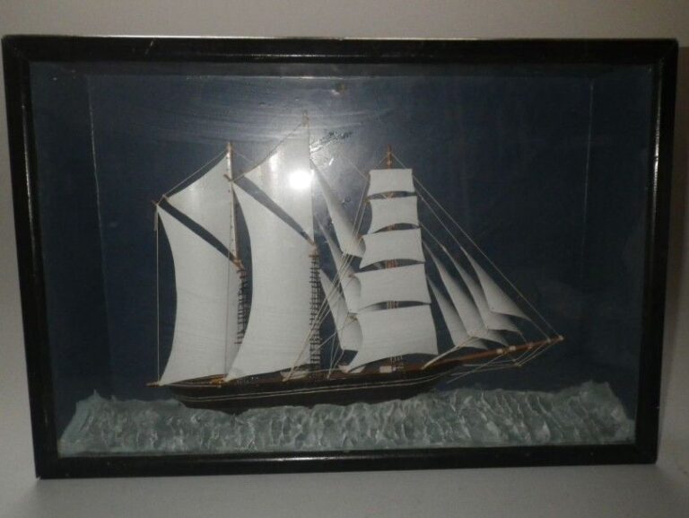 Diorama «Goélette» Coque et voiles en bois peint, sur une mer en mastic pein