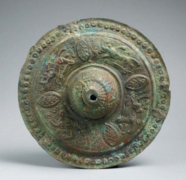 DISQUES AUX ANIMAUX Deux disques en bronze repoussé, à ombilic hémisphérique, décorés l'un d'une frise concentrique de quatre lions passant, séparés par quatre rondeaux, l'autre d'une frise de quatre lièvres séparés par quatre rhombes feuillagé