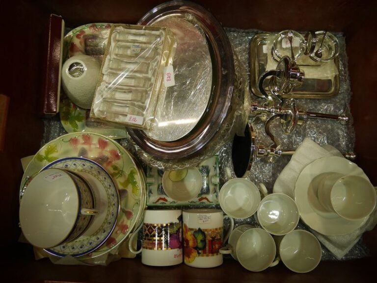Divers assiettes, tasses, mugs, chandeliers, plateaux, cendrier …
