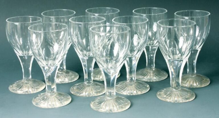 Dix verres à pied de forme tulipe en cristal; jambe taillé à côtes plates et étoile sous le pie