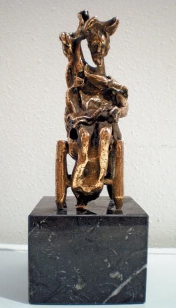 DON QUICHOTTE ASSIS, circa 1972 Épreuve en bronze à patine dorée sur un socle de marbre noir Signée sur le livre Numérotée FRA 43/350 sur la chaise Hau