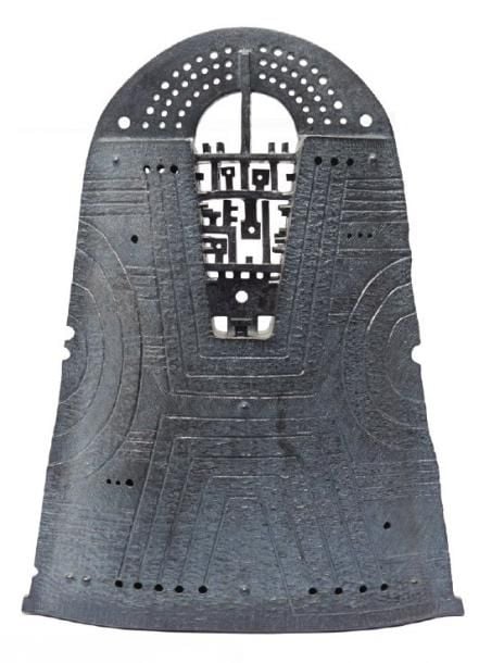Dotaku-1 Grand objet de céramique de couleur grise intitulé: «koji ibun» (récit étrange d'un évènement passé), s'inspirant des cloches de bronze de la période préhistorique Yayoi (dotaku) et exécuté dans un style géométriqu
