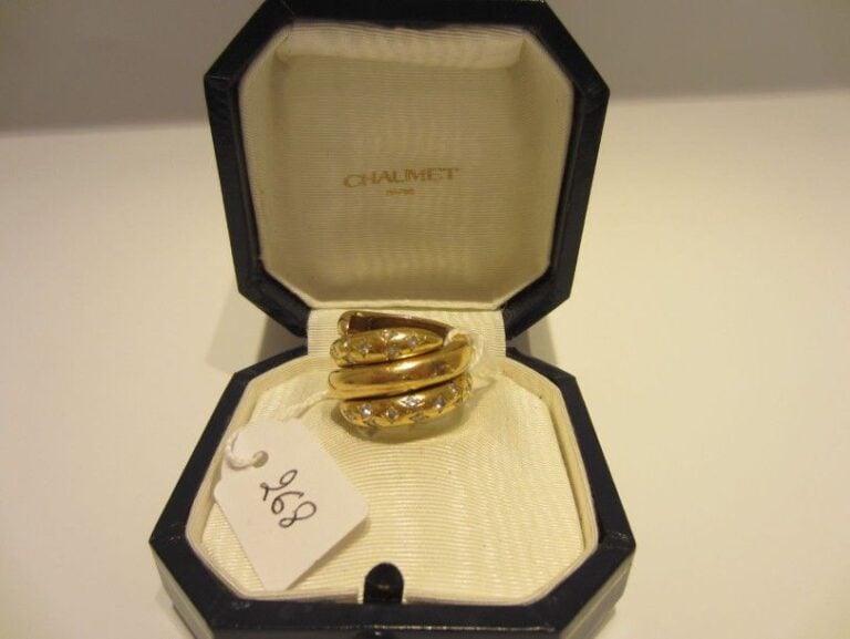 DOUBLE BAGUE «sinueuse» en or jaune (750 millièmes) partiellement serti de diamants taille brillan