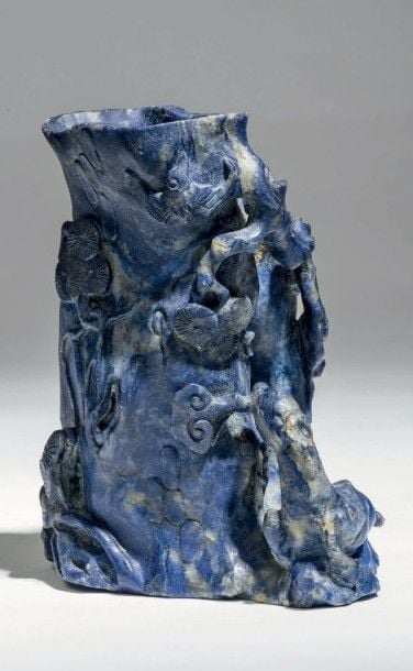 Double vase en lapis-lazuli, finement sculpté et ajouré prenant la forme d'un pin de Longévité et recueillant en son flanc un daim tenant dans sa gueule une branche de lingzh