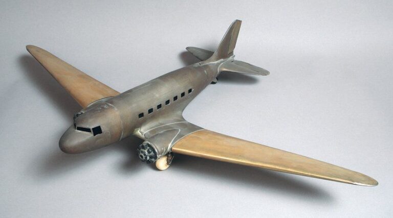 « Douglas DC3 », en laiton décapé, fabriquée par DAALDEROP TIEL - Hollande, L 53 x E 80 cm, manque les capots moteurs et les hélices, L 53 x E 80 cm, 75%