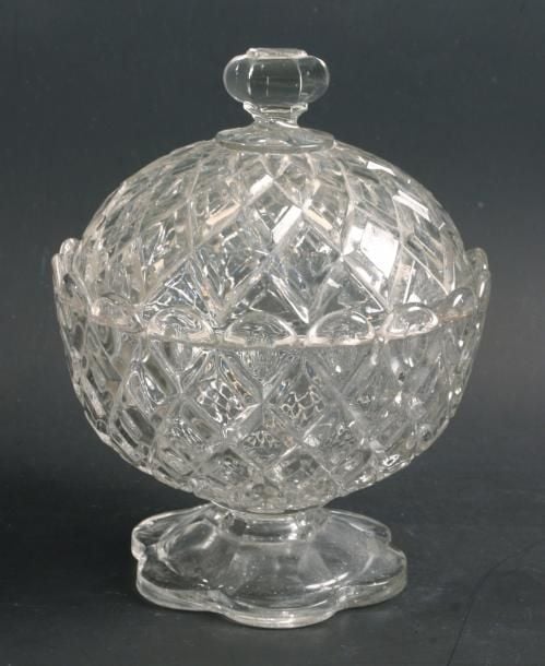 Drageoir à piédouche et bord dentelé en cristal moulé de côtes croisées en losange