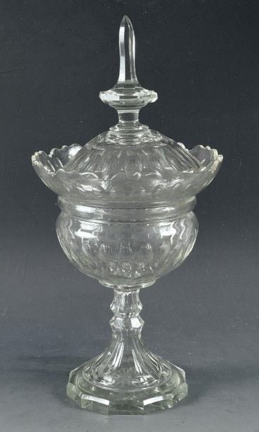 Drageoir sur pied à bord dentelé en verre taillé à pontils ovales et côtes plates (éclat au bord
