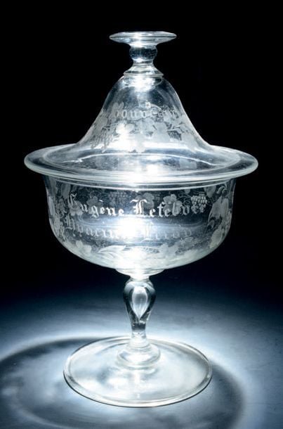 Drageoir sur pied en verre gravé de pampres de vignes et des noms Eugène Lefebvre et Hyacinte Leroy; le couvercle porte la mention «Souvenir»