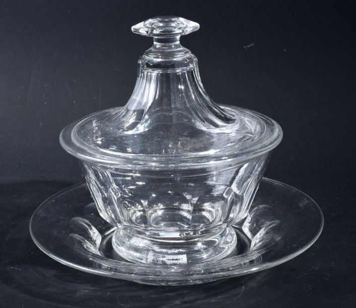 Drageoir sur piédouche et son présentoir en cristal taillé à demies côtes plate