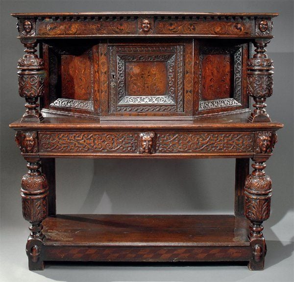 Dressoir dit cupboard en chêne sculpté et à décor d'incrustations de bois de couleu