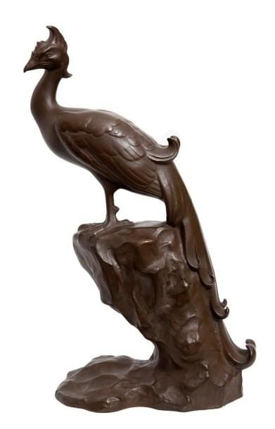 E-4 Figurine en bronze de couleur foncée représentant de manière stylisée un phoenix ou un faisan avec une longue queue perché sur un roche