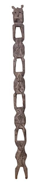 Echelle à quatre échelons en bois sculpté à décor de crocodiles et surmontée d'une tête couronné