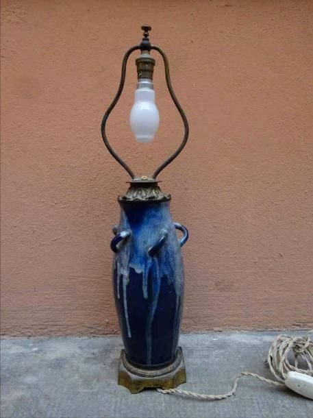Ecole de CARRIES - Monogramme GC Vase ovoïde allongé en grès émaillé bleu à coulures blanche