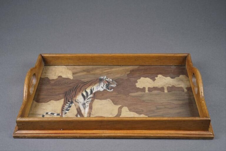 ÉCOLE DE NANCY Plateau en marqueterie de bois polychrome à décor d'un tigre dans un paysage bois
