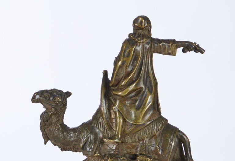 ÉCOLE DU XIXE SIÈCLE - « Chamelier arabe » - Bronze patiné - 14 x 13 x 4,5 cm…