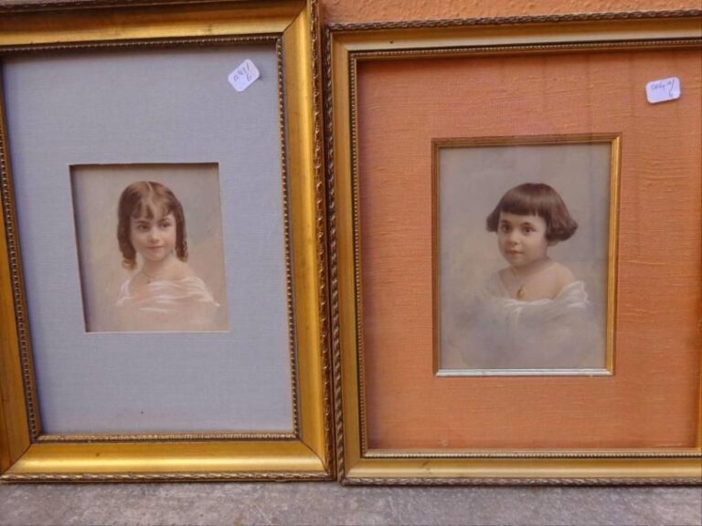 Ecole française vers 1900 Deux portraits en buste de jeunes filles Pastels, crayon et rehauts de gouache blanche sur papier marouflé sur carton Chaque dans un encadrement et sous verre 13,5 x 10 cm et 10,7 x 9,3 cm (à vue)