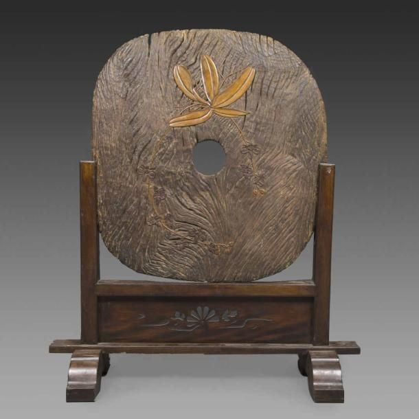 ECRAN DE CHAMBRE EN BOIS SCULPTE Japon, Epoque XXe siècle, Période Taisho Il se compose d'un écran et de son socle amovibl