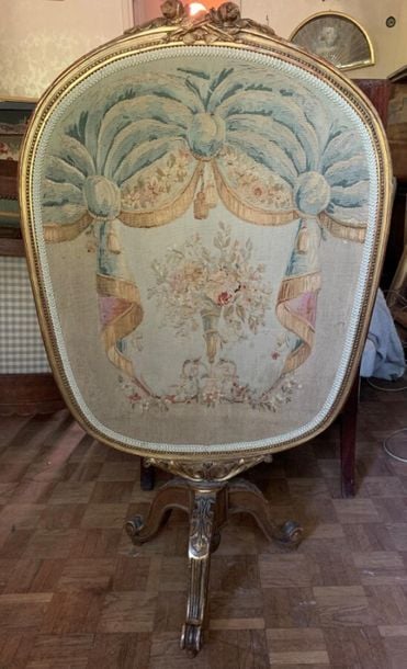 • Ecran de cheminée tripode en bois mouluré, sculpté et dor