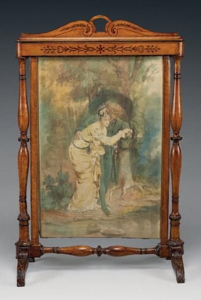 Écran de foyer en bois clair incrusté de filets de bois teinté garni d'une tapisserie à décor d'une scène galant