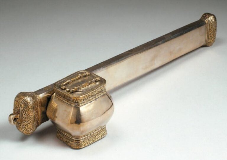 ÉCRITOIRE « DIVID » Plumier en forme d'étui et son encrier en argent et vermeil ciselé, décoré de motifs floraux aux extrémités du plumier et sur les bords, les arêtes et la base de l'encrie