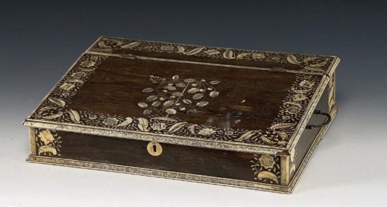Écritoire rectangulaire en ébène et intarsia d'ivoire gravée à décor de frises de larges feuilles, rinceaux et fleurs; au centre, un arbre de vi