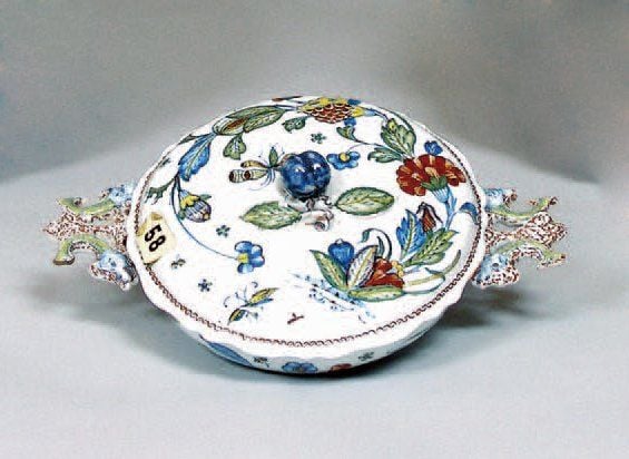 Ecuelle à bouillon ronde couverte, décor polychrome de branchages fleuris et insecte