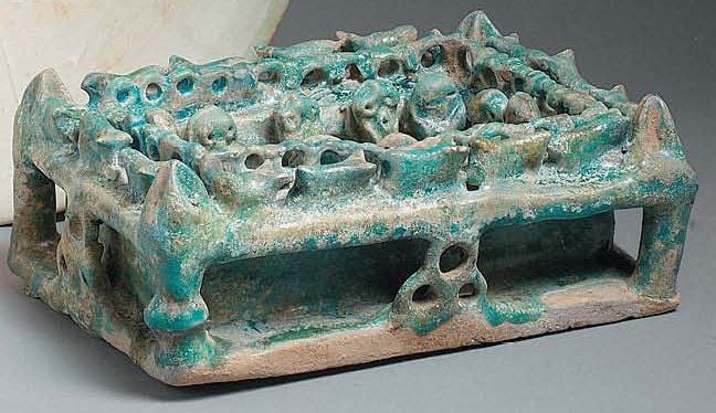 ÉDIFICE VOTIF Édifice rectangulaire à glaçure turquoise, flanqué de quatre piliers à sommet conique et renfermant sous une succession de quinze animaux douze personnages debout devant une « table » coiffée d'une rosett