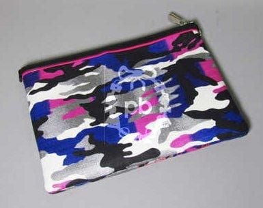 (Édition limitée) POCHETTE zippée en toile enduite imprimée camouflage dans les tons bleu dur, noir, argent et rose sur fond blanc partiellement ornée de surpiqûres (excellent état)