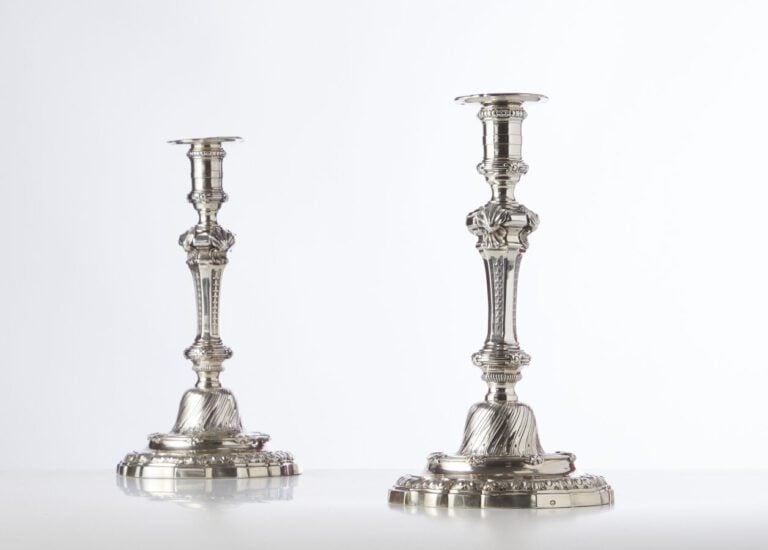 EDME-PIERRE BALZAC - Paire de flambeaux en argent et - leurs bobèches, la base…