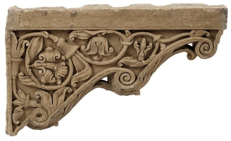 Élément d'architecture moghol à décor floral Grès, traces de polychromie Inde, XVIIIe siècle Hauteur: 38; Largeur: 62; Profondeur: 7 cm