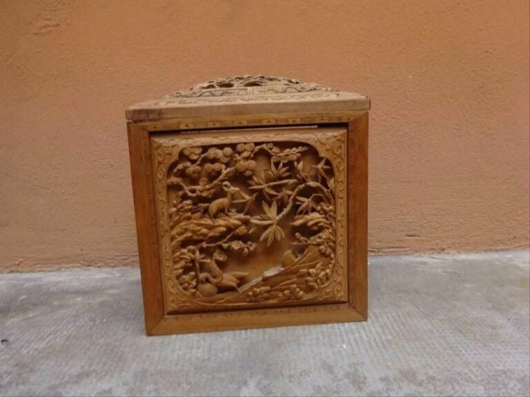 ELEMENT D'AUTEL VOTIF EN BOIS LAQUE ROUGE ET OR Chine du Sud, Fin de la Dynastie Qing, Epoque fin du XIXe siècle Il est sculpté d'un qilin saisi dans un sa course, à ses pieds rochers et champignon de longévité (quelques manques